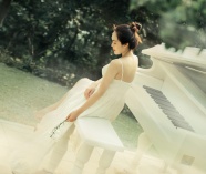 性感白色吊带裙钢琴才女图片