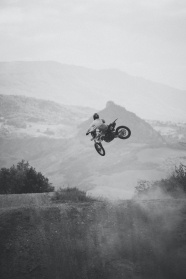 黑白竞技摩托车越野图片