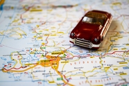 红色汽车模型和旅行地图图片