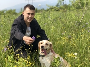 草地狗狗和帅哥图片