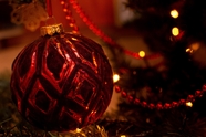 红色圣诞装饰球图片