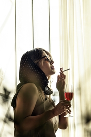 欧美抽烟喝酒性感美女图片