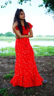 红色碎花裙印度美女图片
