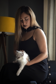亚洲美女撸猫图片
