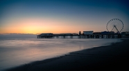 黄昏海滩落日码头图片