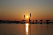 黄昏落日跨海大桥图片