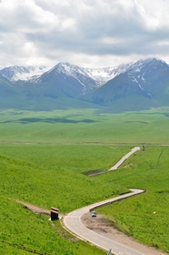 雪域高山绿色草原风景图片