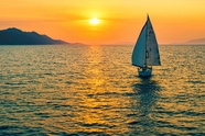 黄昏海上落日帆船图片
