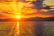 黄昏大海远山夕阳图片