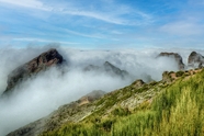 蓝天白云云雾缭绕山脉图片