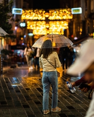 下雨天街道街景行人图片