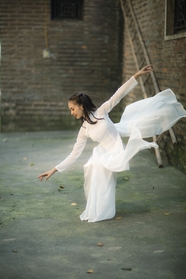 越南白色奥黛美女跳舞图片