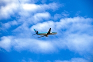 蓝天白云航行的飞机图片