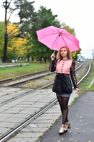 铁道公园撑伞的黑丝袜美女图片