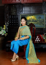 柬埔寨传统时尚服饰美女图片