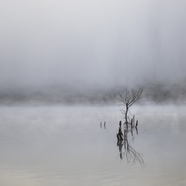 云雾缭绕湖泊风景图片