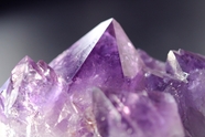 紫色水晶宝石图片