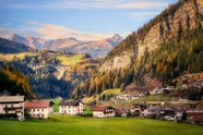 秋季阿尔卑斯山小村庄图片