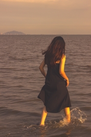 黄昏大海意境美女背影图片