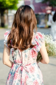 越南美女手捧花背影图片