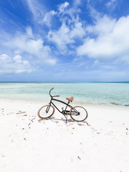 小清新旅行单车海边风景图片