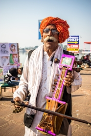 印度老人街头表演乐器图片
