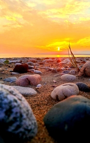 唯美黄昏海岸鹅卵石风景图片