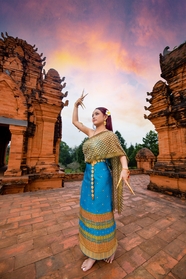 亚洲泰国传统服饰美女写真图片