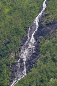 绿色山间溪流瀑布图片