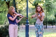 欧美街头艺人双人小提琴演奏图片