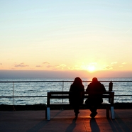 黄昏海边浪漫情侣看日出图片