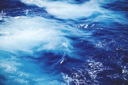 蓝色大海海水特写摄影图片