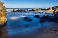 蓝色海岸礁石岩石图片