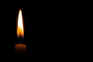 蜡烛燃烧黑色背景图片