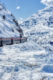 冬季雪域高山火车行驶图片