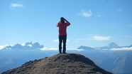 男人站在山顶眺望远方图片