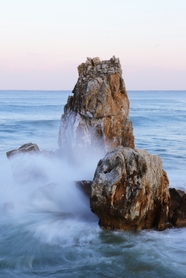 冬日大海海浪拍打岩石图片