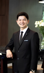 亚洲西装革履商务精英男士图片