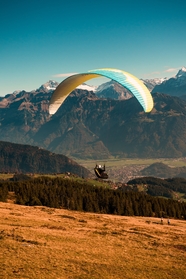 高空滑翔伞运动图片