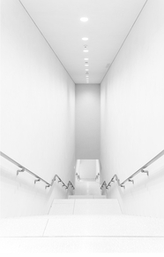 白色室内楼梯通道图片