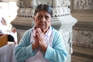 印度老人双手合十祈福图片