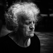 街头老妇人黑白肖像图片