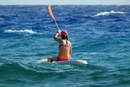 蓝色大海女子单人皮划艇运动图片