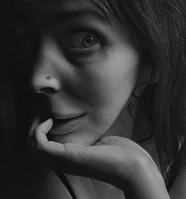 美女手托下巴黑白肖像图片