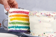 白色奶油彩虹蛋糕图片