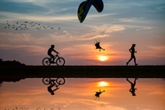 日暮黄昏湖边运动的人物摄影图片