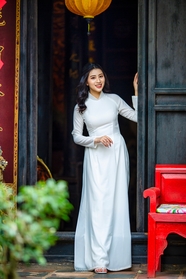 亚洲高挑白色奥黛旗袍美女图片
