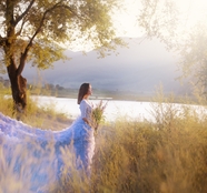 春天户外一个人拍婚纱照图片