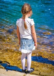 夏日海边小女孩背影图片