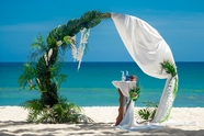 蓝色大海沙滩婚礼拱门图片